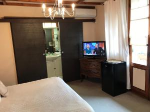 una camera con letto e TV su un comò di La Marjolaine a Juan-les-Pins