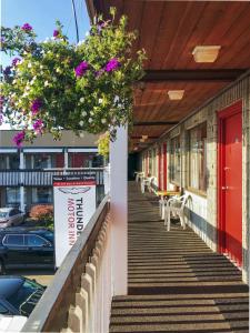 Balkón nebo terasa v ubytování Thunderbird Motor Inn