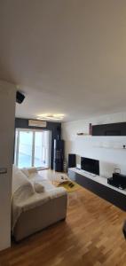 una sala de estar con una cama y una mesa en Apartmani Kvaternik - Stan Bol, en Bol