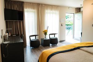 Rúm í herbergi á Abalona Hotel & Apartments