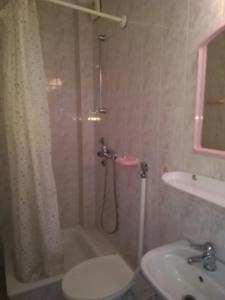 ウォミアンキにあるHostel Malvaのバスルーム(シャワー、トイレ、シンク付)