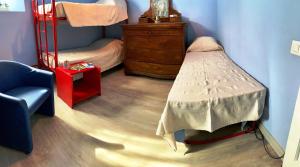 een slaapkamer met een bed en een stapelbed met een spiegel bij casa la valle in San Fedele Intelvi