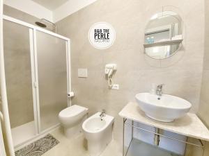 ein Badezimmer mit Waschbecken, Toilette und Dusche in der Unterkunft B&b Tre Perle in Gallipoli + 44 Fotos