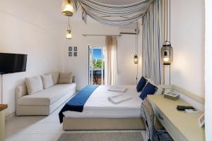 ニキティにあるVilla Marinaのベッドとソファ付きのホテルルーム