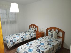 Łóżko lub łóżka w pokoju w obiekcie Apartamentos Casa Cipri