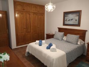 Łóżko lub łóżka w pokoju w obiekcie Apartamentos Casa Cipri