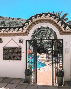 Bazén v ubytovaní Jardines De La Reina Boutique Bed & Breakfast alebo v jeho blízkosti