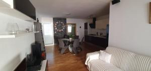 una sala de estar con un sofá y una mesa en Apartmani Kvaternik - Stan Bol, en Bol