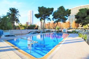 duży błękitny basen w mieście w obiekcie Las Damas 14-B Sea View Levante Beach w mieście Benidorm