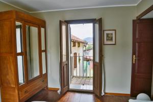 um quarto vazio com uma porta aberta para uma varanda em Contempora Apartments - Ca' Brenta Patriot em San Fedele Intelvi