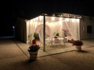 マリーナ・ディ・ピスティッチにあるVilla Cenzinaの夜間のガゼボ(テーブル、椅子付)