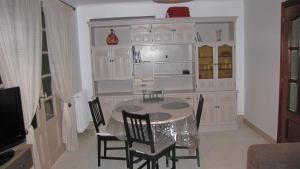 - une salle à manger avec une table et des chaises dans l'établissement Maison individuelle Côte Basque ( Ciboure ), à Ciboure