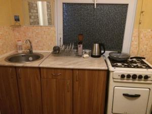 Een keuken of kitchenette bij Сдам комнату в гостевом домике