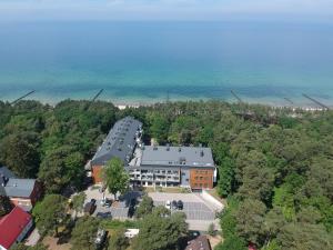 een luchtzicht op een gebouw naast de oceaan bij Dwie sosny i świerk in Ustronie Morskie