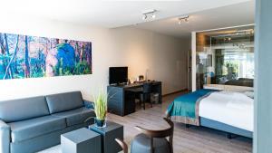 Un pat sau paturi într-o cameră la Abalona Hotel & Apartments