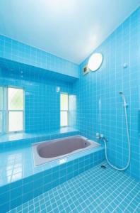 淡路市にあるLIFULL STAY Awaji Ezaki Sea Sight - Vacation STAY 83766の青いタイル張りのバスルーム(バスタブ、シャワー付)
