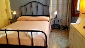 ヴェネツィアにあるSweet Home Newのベッドルーム1室(ベッド2台、ランプ2台付)