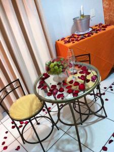 einen Glastisch mit einer Obstschale darauf in der Unterkunft Perea Hotel in São Carlos