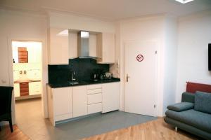 A kitchen or kitchenette at La Scala Apartments