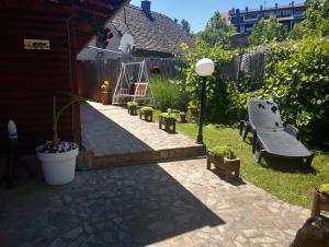 einen Garten mit einer Bank und einem Stuhl im Hof in der Unterkunft Tera Nova in Vrdnik