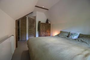 a bedroom with a large bed with a wooden door at Aa Casia vakantiehuis in Zeegse
