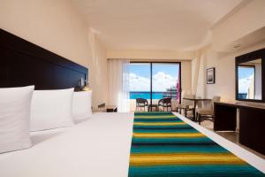 Postel nebo postele na pokoji v ubytování Crown Paradise Club Cancun - All Inclusive