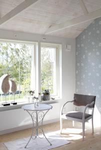 Habitación con mesa, silla y ventana en Tuna Orangeri, en Nyköping