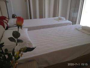 Postel nebo postele na pokoji v ubytování KELLY APARTMENTS