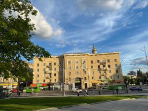 哈尔科夫Modern luxury studio in the center of Kharkiv at Konstitutsii Square的一座黄色的大建筑,顶部有金色圆顶