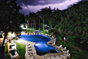 a large swimming pool in a resort at night at Villa Bejar Tequesquitengo in Tequesquitengo