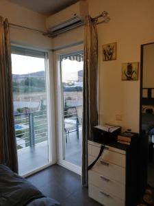 een slaapkamer met een glazen schuifdeur en een balkon bij Apartamento Jardines del Campanario in Torrox