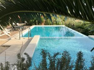 Bazén v ubytování villa Orchidee Sardegna nebo v jeho okolí
