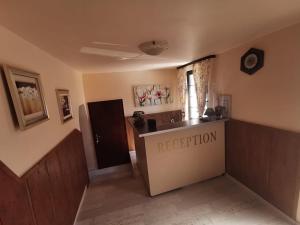 Guest house Kaliana في سوزوبول: مطبخ مع كونتر استقبال في الغرفة