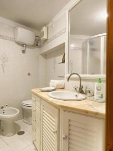 La salle de bains est pourvue d'un lavabo et de toilettes. dans l'établissement Da Rita, à Porto Ercole