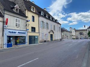 an empty street in a town with buildings at La Terrasse du Faubourg in Beaune