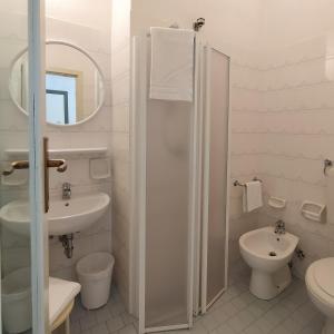 ミラノ・マリッティマにあるHotel Capriの白いバスルーム(トイレ、シンク付)