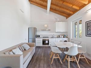 een woonkamer met een bank en een tafel bij Nice apartment with terrace just steps from the beach in Ledro