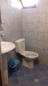 łazienka z toaletą i umywalką w obiekcie Camping Jungle in Borsh w mieście Borsh