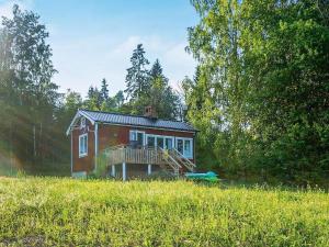 een klein huis in het midden van een veld bij 2 person holiday home in FR NDEFORS in Frändefors