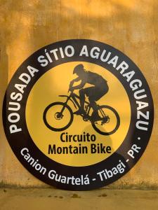 a sign for a mountain bike shop on a wall at Reserva Natural Aguaraguazu Cânion Guartelá in Tibagi