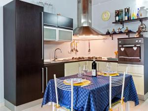 kuchnia ze stołem z niebieską tkaniną w obiekcie Belvilla by OYO Al Meriggio w mieście Casa di Cio