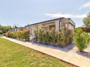 Zahrada ubytování Mobile Home in Banjole near Beach & Pool