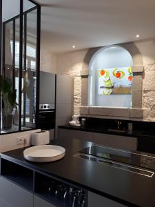 a kitchen with a black counter top and a sink at galerie Angle3 in Quimper