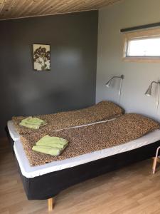 Una cama en una habitación con dos toallas. en Borrby B&B, en Borrby