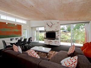 una sala de estar con un sofá y una mesa en Stargazer - Ohakune Holiday Home, en Ohakune