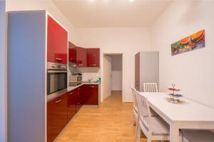 Η κουζίνα ή μικρή κουζίνα στο Charming Flat & Balcony near Central Station l BG5