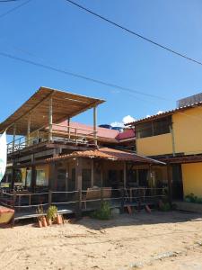 un edificio con un porche a un lado en Pousada Mama Pereira, en Japaratinga