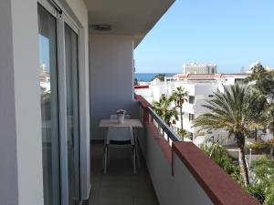 un balcone con tavolo e vista sull'oceano di KC home abroad a Playa de las Americas