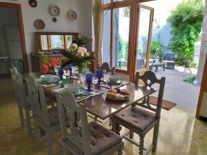 Reštaurácia alebo iné gastronomické zariadenie v ubytovaní Casa Mercado Sineu Blue