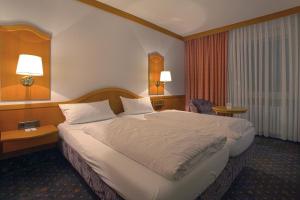 ein Hotelzimmer mit einem großen Bett in der Unterkunft Hotel-Restaurant Esbach Hof in Kitzingen
